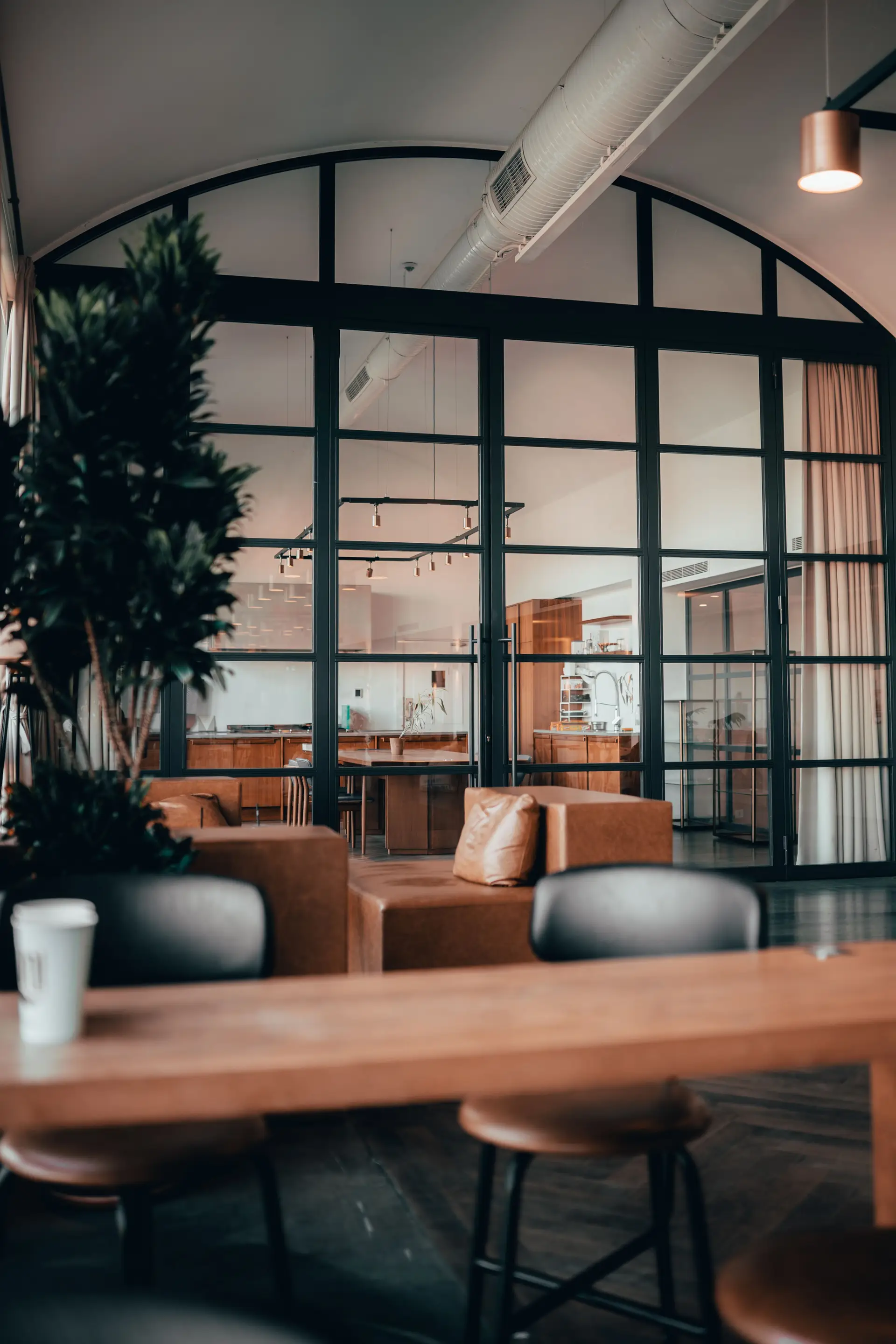 Lounge Bereich mit Lederstühlen